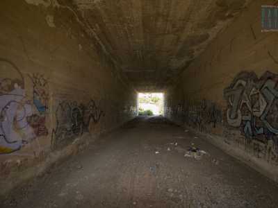 ...sotto la quale passiamo grazie a dei tunnel che ci portano in una grande zona a ridosso del quartiere Poggiofranco dominata dalle sterpaglie...